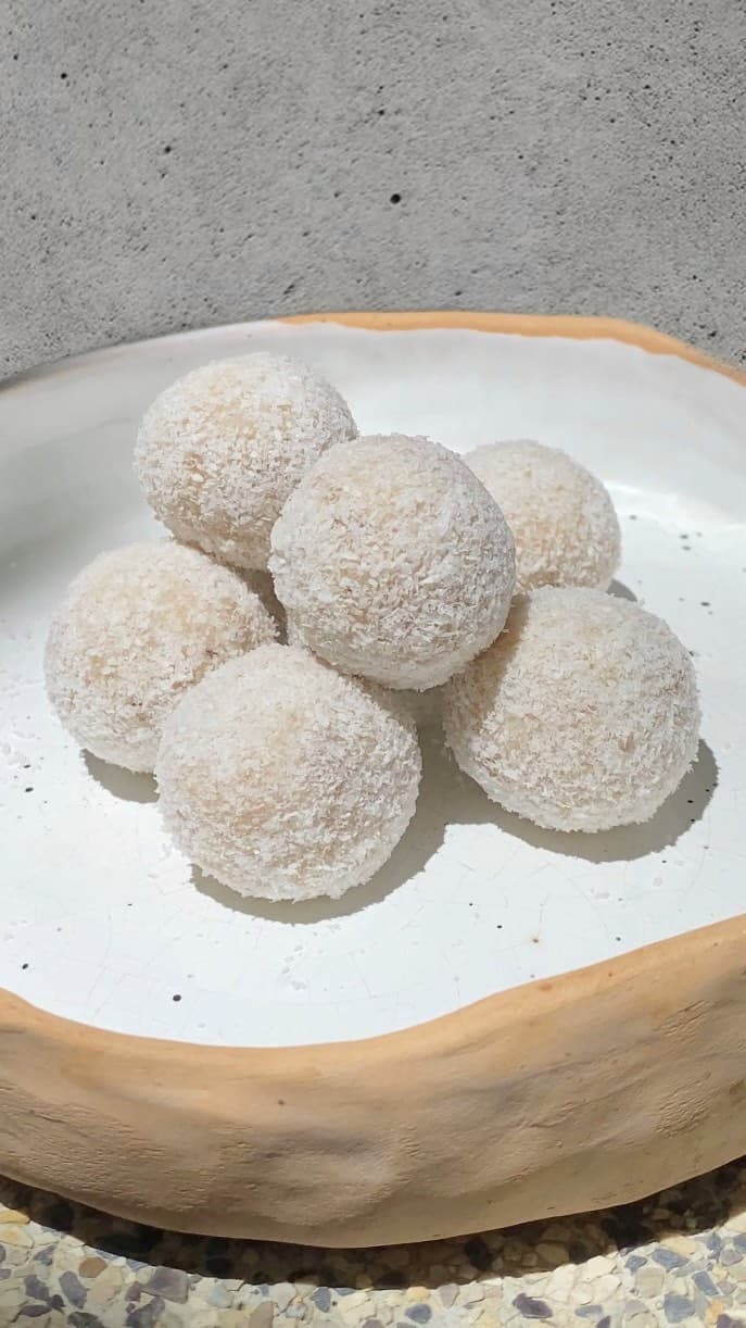 COCONUT ENERGY BALLS