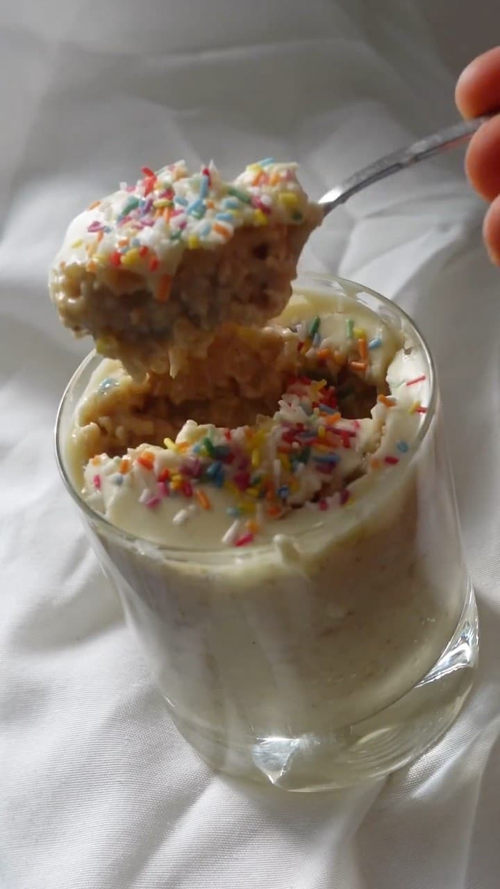 BIRTHDAY CAKE OVERNIGHT OATS 