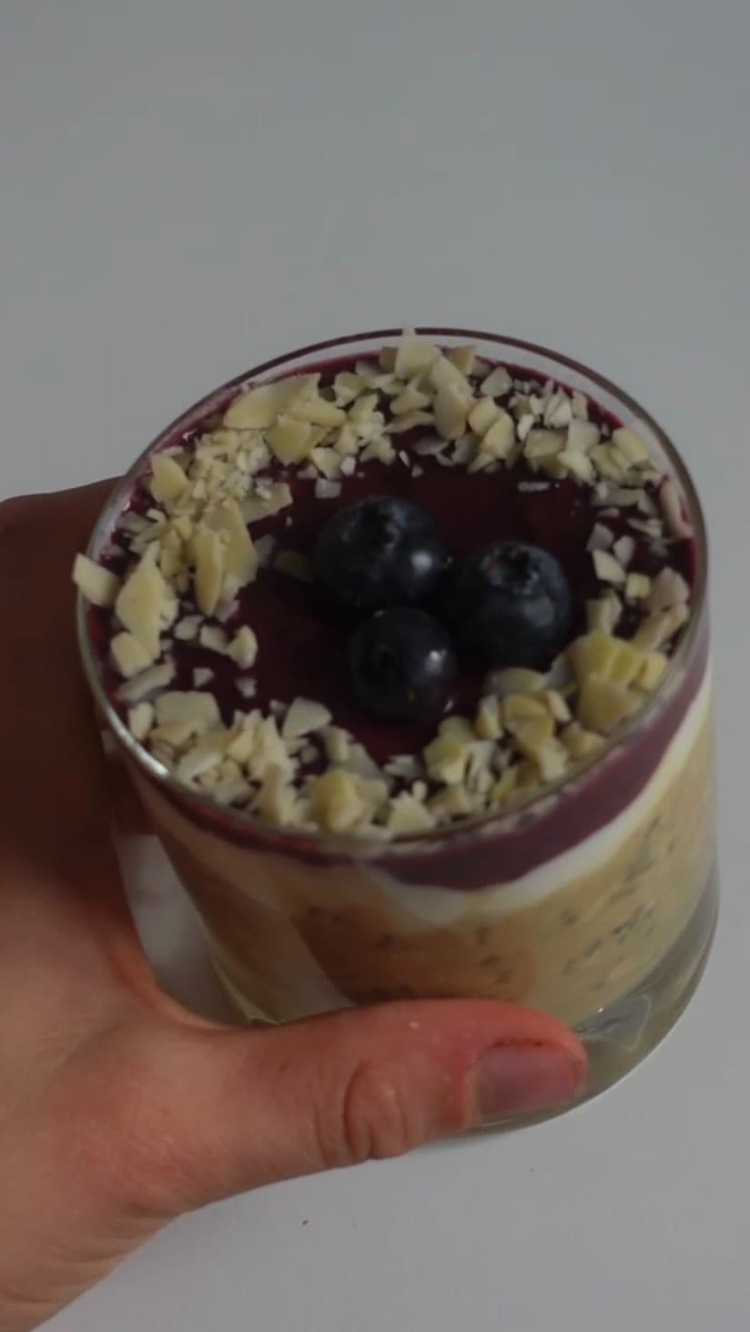 BLUEBERRY CHEESECAKE OVRRNIGHT OATS 