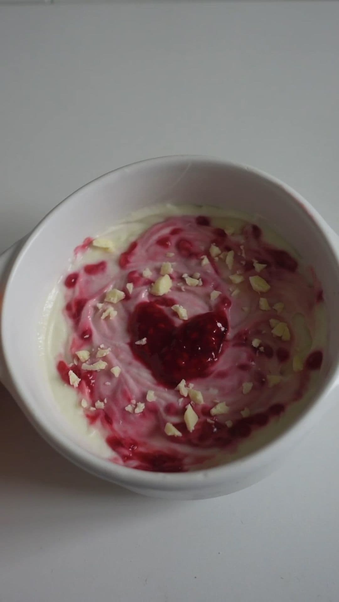 RASPBERRY WHITE CHOC OVERNIGHT OATS 