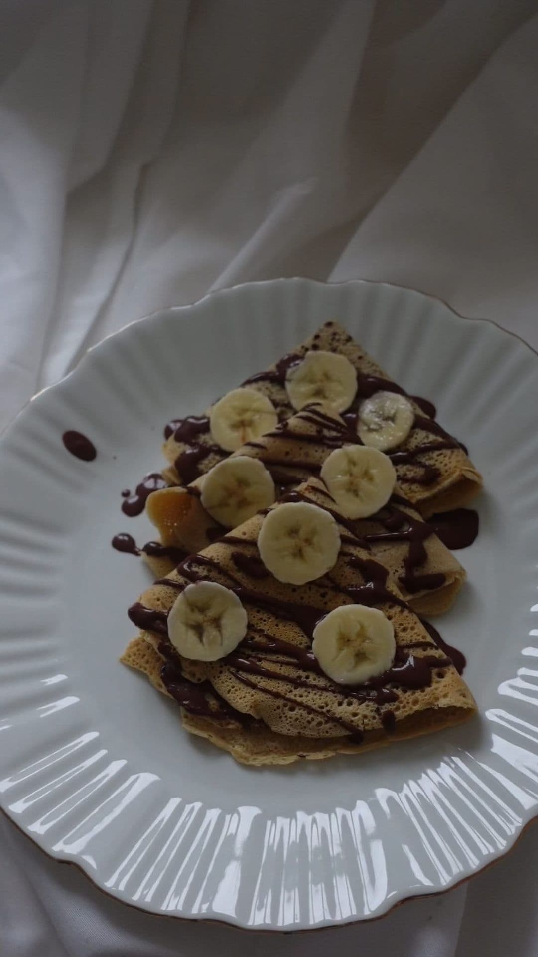 HEALTHY NUTELLA AND BANANA CRÊPES 