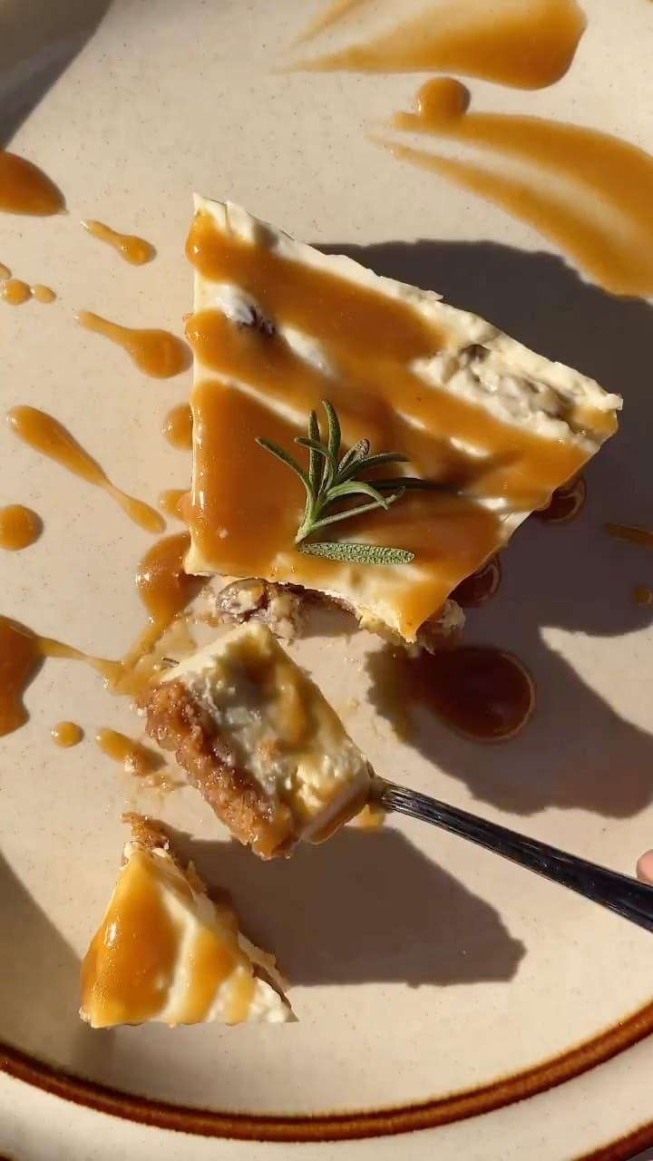 NO-BAKE RUM & RAISIN TOFFEE CHEESECAKE 