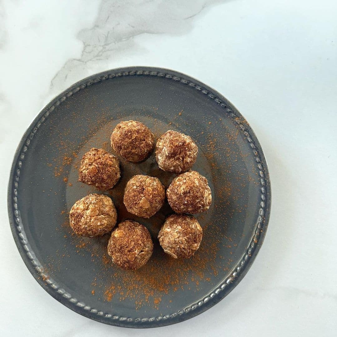 Cinnamon roll protein bites