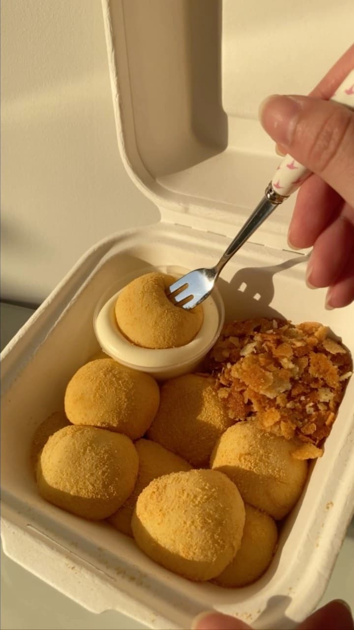 Kinako mochi w cheese cream and feuilletine flakes 