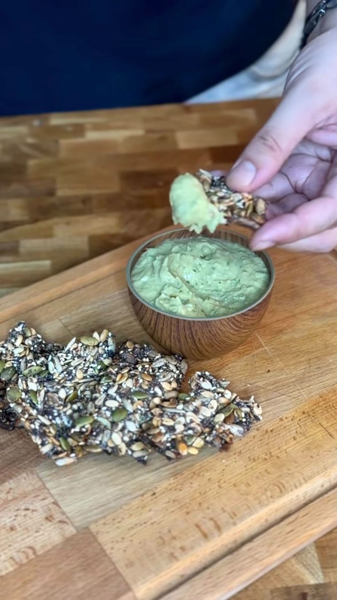 Crackers with green chilli hummus