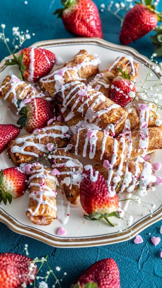 MINI STRAWBERRY PUFF PASTRY STRUDELS