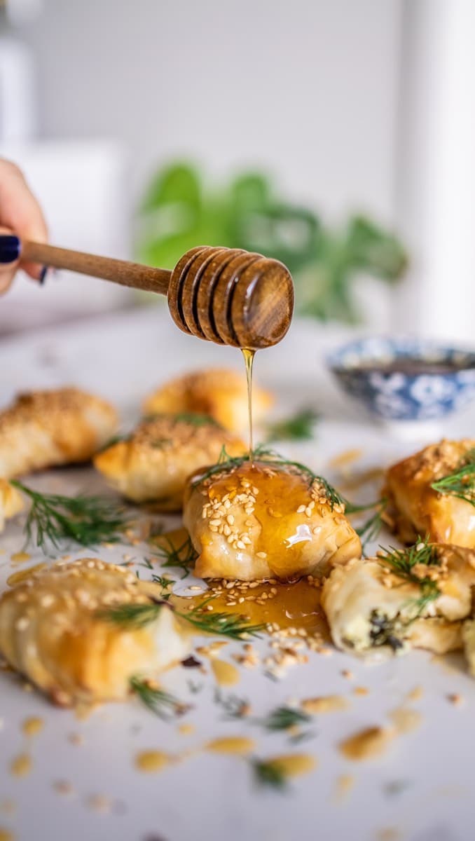 CRISPY SPINACH AND FETA FILO BITES WITH SPICY HONEY